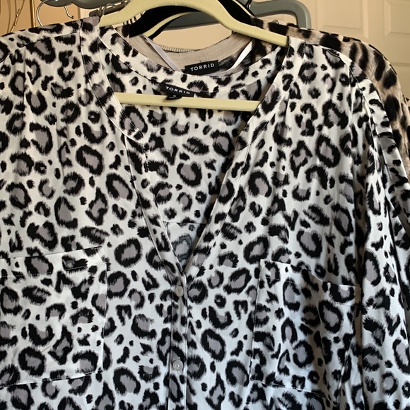 Torrid Size 6. Button front cap sleeve challis - Picture 9 of 10